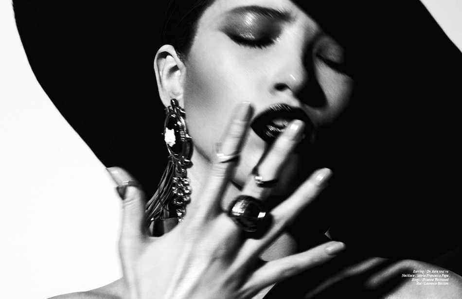 Earring / On Aura tout vu Necklace / Maria Francesca Pepe Rings / Vivienne Westwood Hat / Laurence Bossion