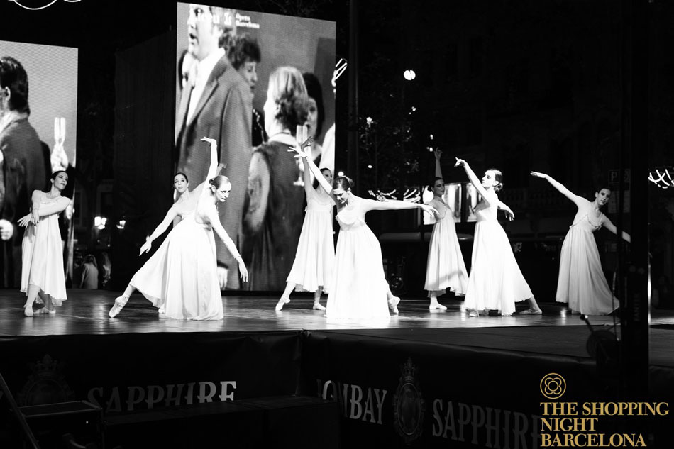The Jorge Fernandez-Hildalgo Dance Company and Liceu Opera House perform ‘Prêt à Danser’. Photograph courtesy of The Shopping Night Barcelona.