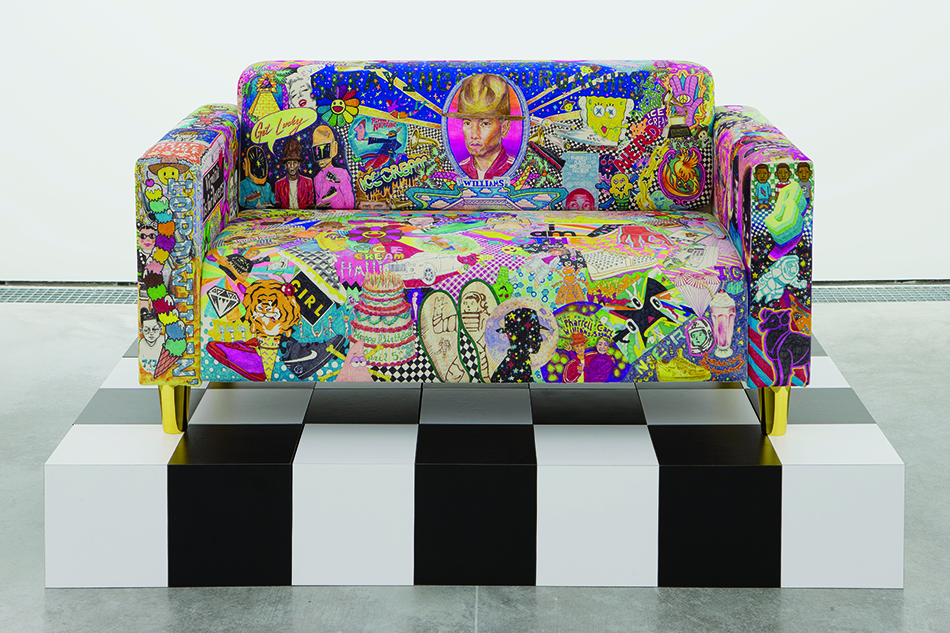  Rob Pruitt « Studio Loveseat (Pharrell) », 2014 27 x 58 x 30 inches Markers and pens on canvas couch, chromed feet Photo / Claire Dorn Courtesy of the Artist