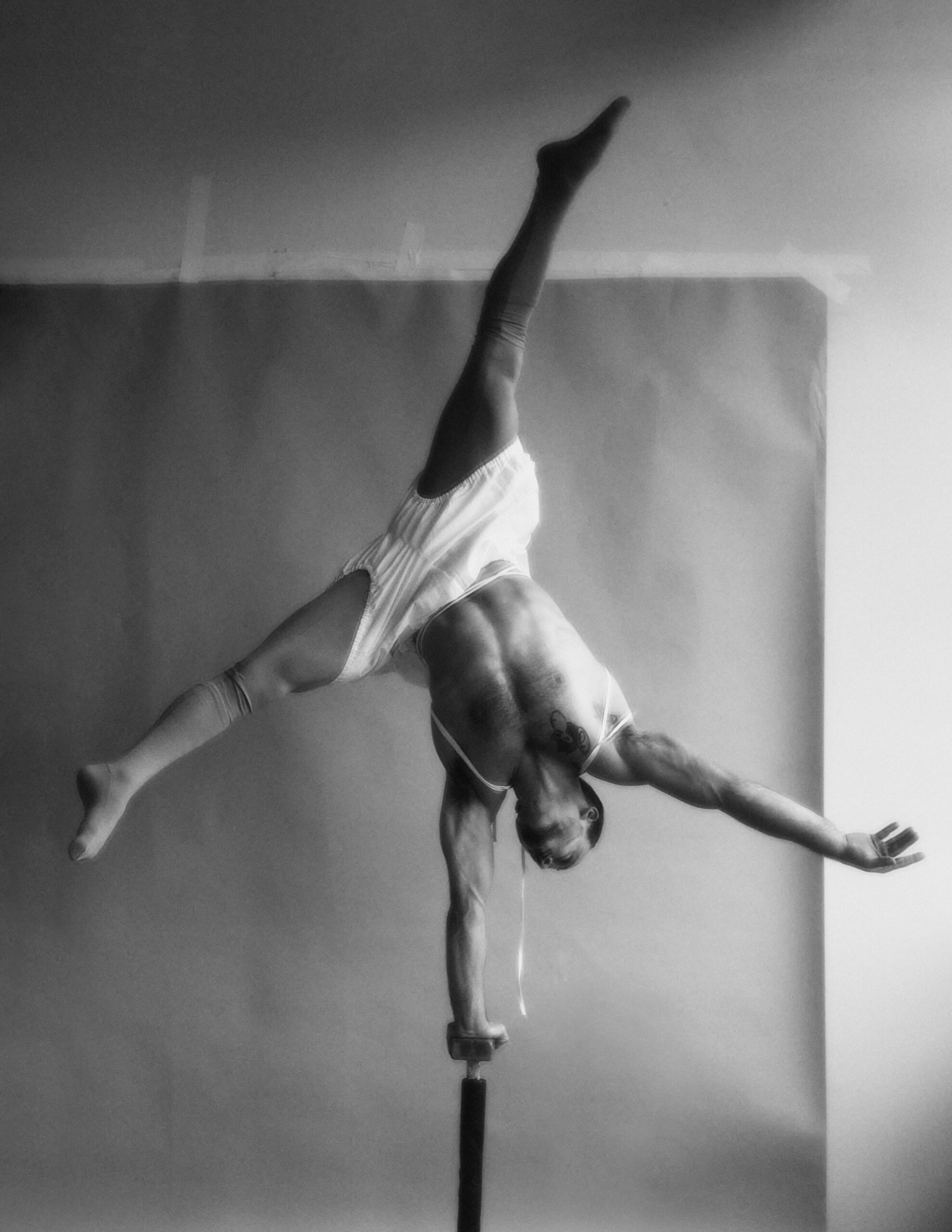 Schön! 44 | equilibrist