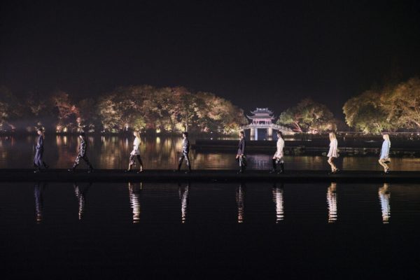 chanel métiers d’art 2024/25 | a night of elegance on west lake 