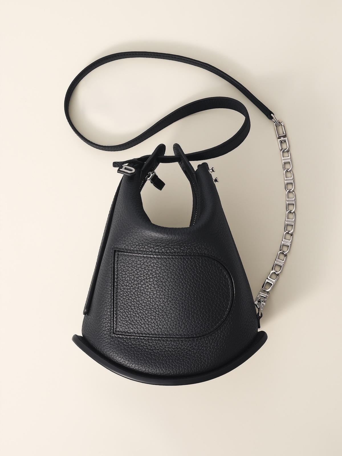 DELVAUX_AW25_Pin_Twist_Black_4X5 (1)