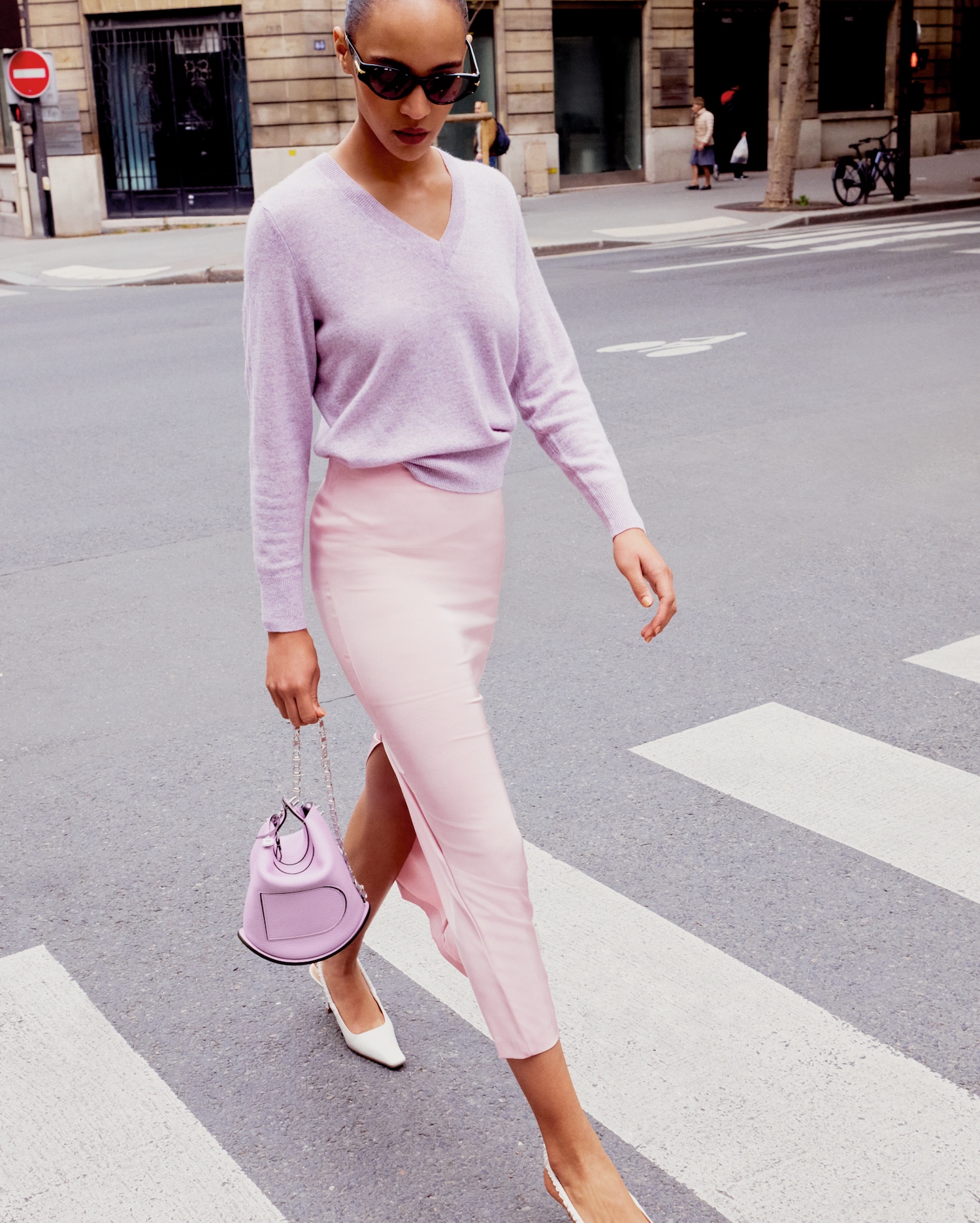 Delvaux_2025_AW25_Pin_Twist_Taurillon_Soft_Guimauve_3_4X5