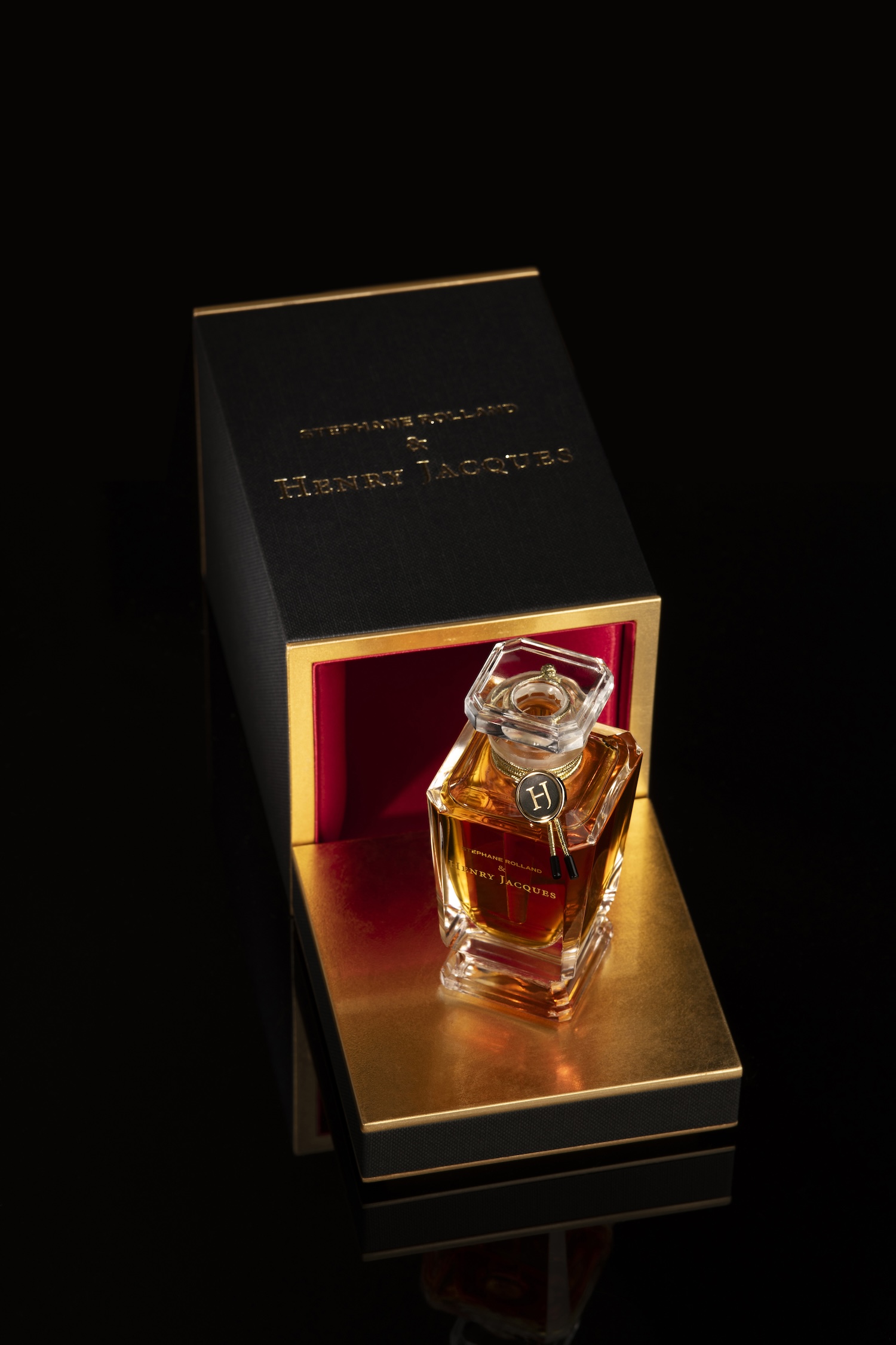 STEPHANE-ROLLAND-X-HJ_STILL-LIFE_ESSENCE_TOPSHOT_01